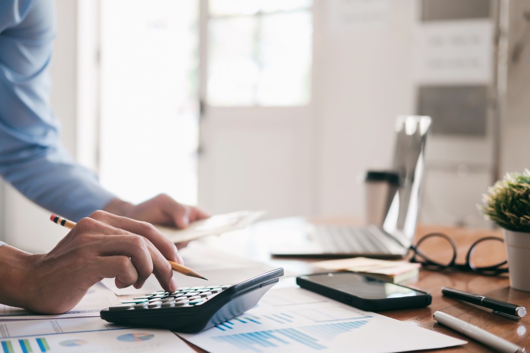 accountant-is-calculate-the-budget_t20_3wkxE3 (2)